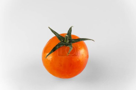 Téléchargez les photos : Plan horizontal d'une tomate cerise rouge isolée sur fond blanc. - en image libre de droit