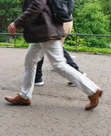 Téléchargez les photos : Deux personnes marchant ensemble dans un parc, flou de mouvement. - en image libre de droit