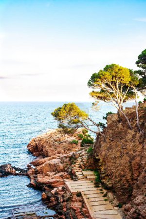 Escaliers descendant vers la mer depuis la falaise côtière de la Costa Brava, Catalogne, Espagne.