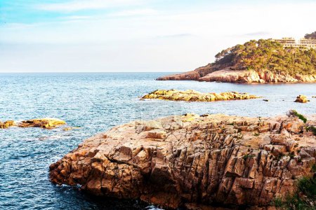 Vue sur la côte rocheuse de l'une des criques de Begur, Costa Brava, Catalogne, Espagne. Concept de destinations de voyage. Avec espace de copie.
