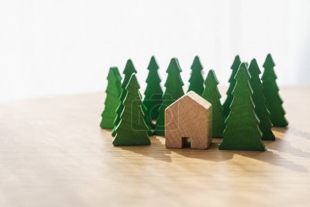 Téléchargez les photos : Plan rapproché d'une maison en bois isolée au milieu d'une forêt. Concept de logement durable, renouvelable, immobilier et d'assurance. Espace de copie. Horizontal. - en image libre de droit