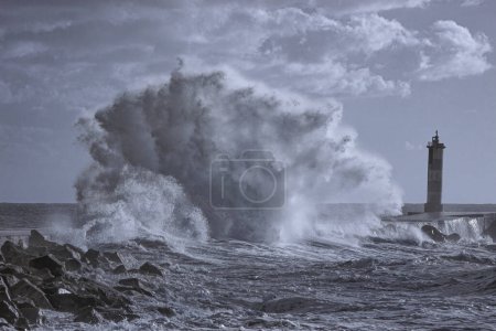 Foto de Una gran ola tormentosa. Ave desembocadura del río, Vila do Conde, costa norte de Portugal. Filtro infrarrojo usado. - Imagen libre de derechos