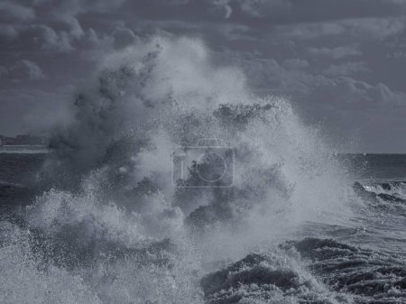 Foto de Salpicaduras de olas marinas en la antigua baliza de la boca del río Ave. Vila do Conde, norte de Portugal. Filtro infrarrojo usado. - Imagen libre de derechos