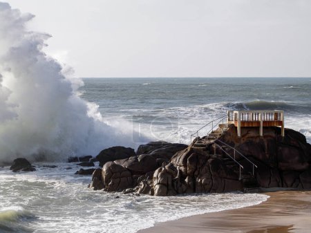Famoso mirador de la playa de Vila do Conde. Norte de la costa rocosa portuguesa durante el invierno viendo salpicaduras de olas tormentosas