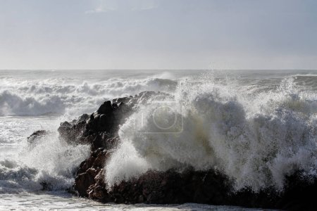 Foto de Acantilados de S. Paio bajo fuerte pero soleada tormenta marina. Labruge, Vila do Conde, norte de Portugal. - Imagen libre de derechos