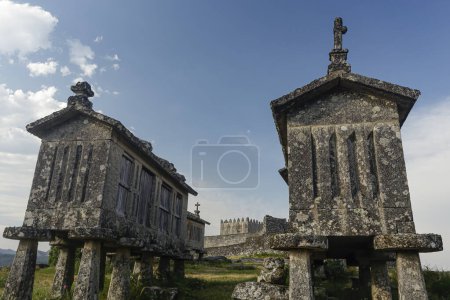 Pueblo de Lindoso famoso antiguo almacén de cereales de granito, espigueiros, y castillo medieval. Parque Nacional Peneda Geres, al norte de Portugal. 