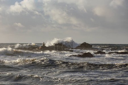 Costa norte portuguesa típica tormenta de viento del norte