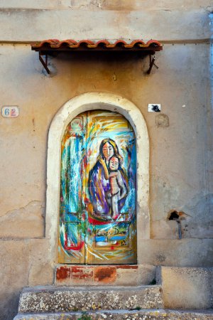 Téléchargez les photos : Le centre historique de zungri peint avec des peintures murales d'artistes anonymes 18 Sep 2022 Vibo Valentia Italie - en image libre de droit