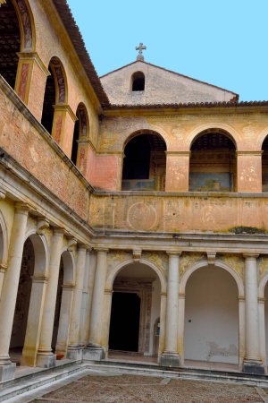 Foto de Claustro principal de Certosa, San Lorenzo Charterhouse Monasterio Padula Italia - Imagen libre de derechos
