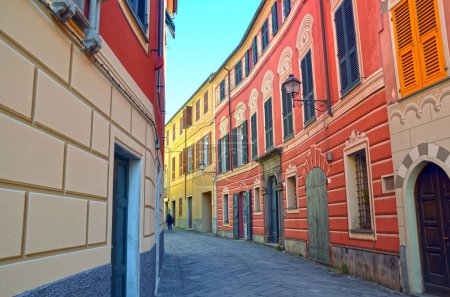 Téléchargez les photos : Les maisons colorées de Varèse ligure dans la province de spezia Italie - en image libre de droit