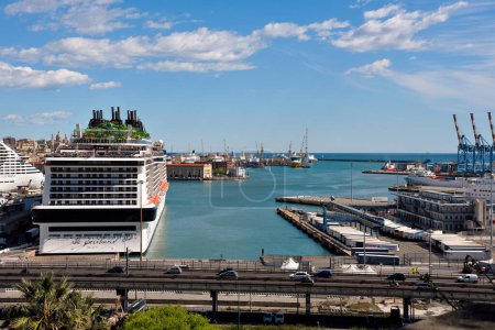 Foto de El crucero CAM grandiosa en el puerto de Génova abril 16 2023 Génova Italia - Imagen libre de derechos