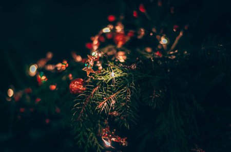 Téléchargez les photos : Lumières dorées rouges sur les détails de l'arbre de Noël - en image libre de droit