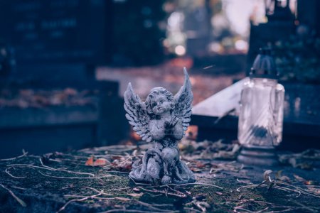 Téléchargez les photos : Statue d'ange gardien sur la tombe dans le triste temps automnal - en image libre de droit