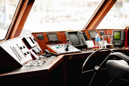 Foto de Dentro de la caseta de gobierno del barco - el panel de control de los capitanes en el puente - Imagen libre de derechos