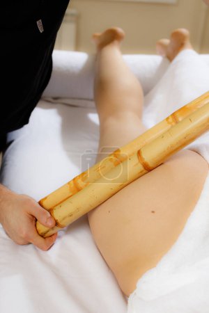 Foto de Masaje con palo de bambú, herramientas para masaje - Imagen libre de derechos
