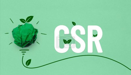 Téléchargez les photos : Concept de responsabilité sociale des entreprises (RSE), ampoule en papier froissé vert sur fond vert - en image libre de droit