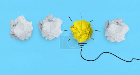 Téléchargez les photos : Idée créative, Inspiration, Nouvelle idée et concept d'innovation avec ampoule Crumpled Paper sur fond bleu 2 - en image libre de droit