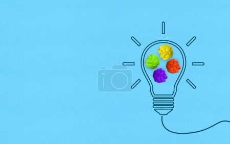 Téléchargez les photos : Idée créative, Inspiration et concept d'innovation, Croquis d'ampoule en papier froissé multicolore sur fond bleu, espace de copie - en image libre de droit