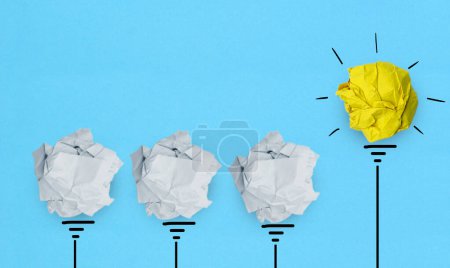 Téléchargez les photos : Idée créative, Inspiration, Nouvelle idée et concept d'innovation avec ampoule Crumpled Paper sur fond bleu - en image libre de droit