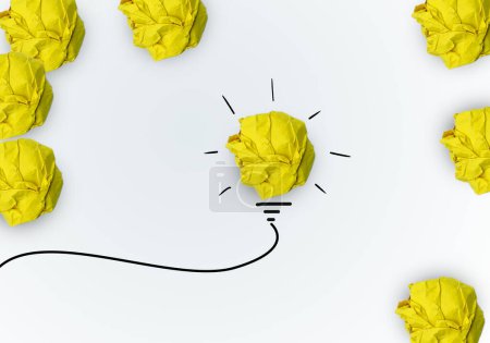 Téléchargez les photos : Idée créative, Inspiration, Nouvelle idée et concept d'innovation avec ampoule Crumpled Paper sur fond blanc - en image libre de droit