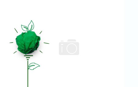 Téléchargez les photos : Ampoule verte froissée sur fond de papier calepin blanc, concept de responsabilité sociale des entreprises (RSE) - en image libre de droit