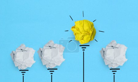 Téléchargez les photos : Nouvelle idée, Idée créative, Inspiration et concepts d'innovation avec ampoule en papier - en image libre de droit