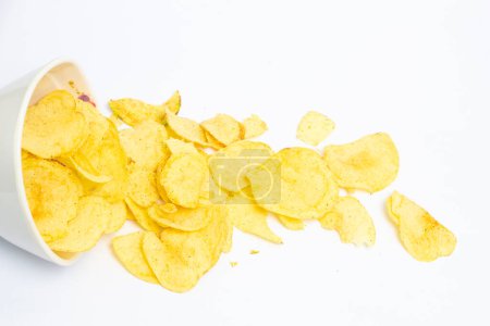 Foto de Patatas fritas cayendo en un tazón aislado sobre fondo blanco - Imagen libre de derechos