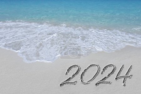 Téléchargez les photos : Symbole image de la saison touristique d'ouverture vague et inscription sur le sable 2024 - en image libre de droit