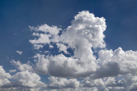 Téléchargez les photos : Ciel bleu avec fond nuageux dynamique - en image libre de droit