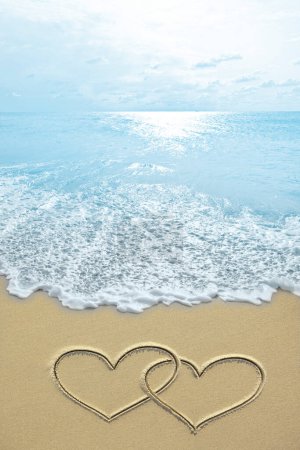 Téléchargez les photos : Photos de cœurs sur la plage symbole de l'amour - en image libre de droit