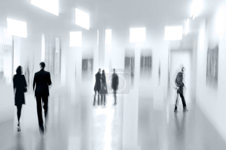 Téléchargez les photos : Image abstraite de personnes dans le hall d'un centre d'art moderne avec un arrière-plan flou - en image libre de droit