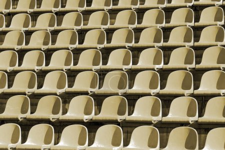 Téléchargez les photos : Motif rythmique des chaises sur le stade tribune - en image libre de droit