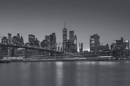 Téléchargez les photos : Vue panoramique New York Manhattan skyline centre-ville la nuit avec des gratte-ciel - en image libre de droit