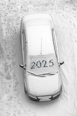 Téléchargez les photos : Voiture couverte de neige avec l'inscription 2025 - en image libre de droit