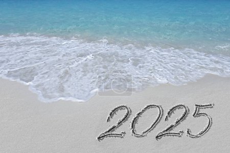 Téléchargez les photos : Symbole image de la saison touristique d'ouverture vague et inscription sur le sable 2025 - en image libre de droit