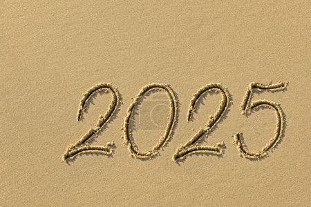 Téléchargez les photos : Dessin soleil et 2025 sur le sable - en image libre de droit