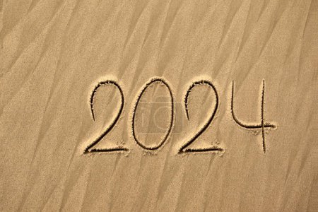 Téléchargez les photos : 2024, écrit sur la mer rivage sablonneux - en image libre de droit