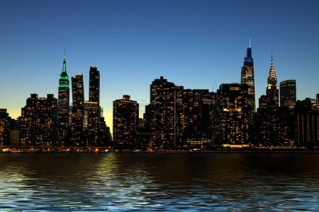 Téléchargez les photos : Vue panoramique New York Manhattan skyline la nuit avec des gratte-ciel - en image libre de droit