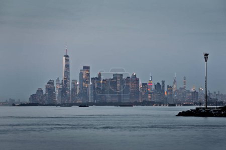 Téléchargez les photos : Vue panoramique New York Manhattan skyline centre-ville la nuit avec des gratte-ciel - en image libre de droit