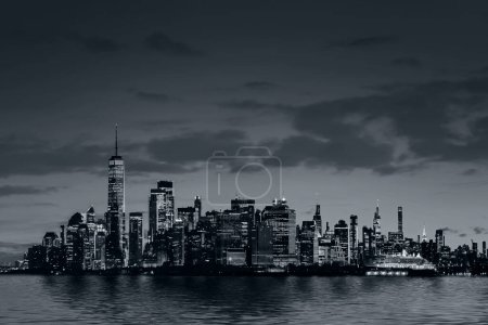 Téléchargez les photos : Vue panoramique New York Manhattan centre-ville skyline le matin avec des gratte-ciel - en image libre de droit