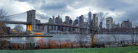 Téléchargez les photos : Vue panoramique New York centre ville Manhattan skyline le soir avec gratte-ciel et pont de Brooklyn - en image libre de droit