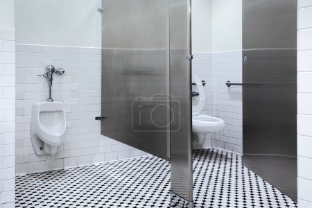 Téléchargez les photos : Urinoirs dans les toilettes publiques pour hommes - en image libre de droit