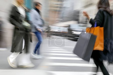Téléchargez les photos : Gens faisant du shopping dans la ville en mouvement flou - en image libre de droit