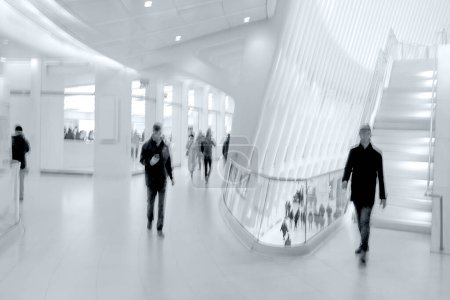 Téléchargez les photos : Image abstraite de personnes dans le hall d'un centre d'affaires moderne avec un arrière-plan flou - en image libre de droit