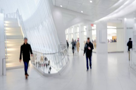 Téléchargez les photos : Image abstraite de personnes dans le hall d'un centre d'affaires moderne avec un arrière-plan flou - en image libre de droit