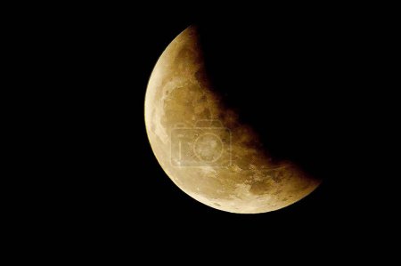 Foto de El eclipse lunar total de una luna llena causa una muy rara Super Luna de Sangre en el cielo nocturno. - Imagen libre de derechos