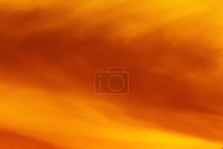 Téléchargez les photos : Flou focus Coucher de soleil ciel orange ciel orange nuage extérieur été nature wallpeper texture et fond - en image libre de droit