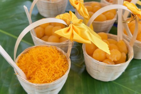 Téléchargez les photos : Dessert à base de jaunes d'œufs, dessert de cuisine traditionnelle thaïlandaise à base de jaune, lait de coco sucré et sucre brun appellent desserts thaïlandais "Foi Thong" (fils de jaunes d'œufs dorés) sur fond de feuille de banane - en image libre de droit
