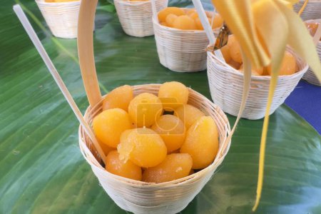 Téléchargez les photos : Dessert à base de jaunes d'œufs, dessert de cuisine traditionnelle thaïlandaise à base de jaune, lait de coco sucré et sucre brun appellent desserts thaïlandais "Foi Thong" (fils de jaunes d'œufs dorés) sur fond de feuille de banane - en image libre de droit