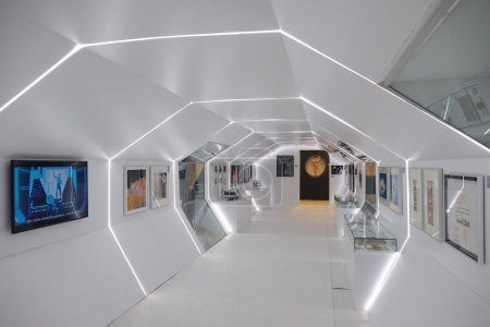 Téléchargez les photos : ISTANBUL, TURQUIE, 8 NOVEMBRE 2022 : Etage supérieur du Musée du Cinéma d'Istanbul accueillant l'exposition Stanley Kubrick incluant des matériaux de 2001 : Une odyssée spatiale, classique culte de la science-fiction de Kubrick. - en image libre de droit